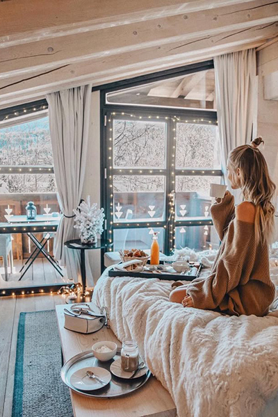10 Easy Ways to Bring Cozy Winter Cabin Vibes into Your Apartment
