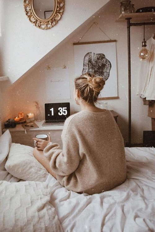 https://www.weekendglowup.com/wp-content/uploads/2023/11/winter-apartment-essentials-self-care-bed.jpg